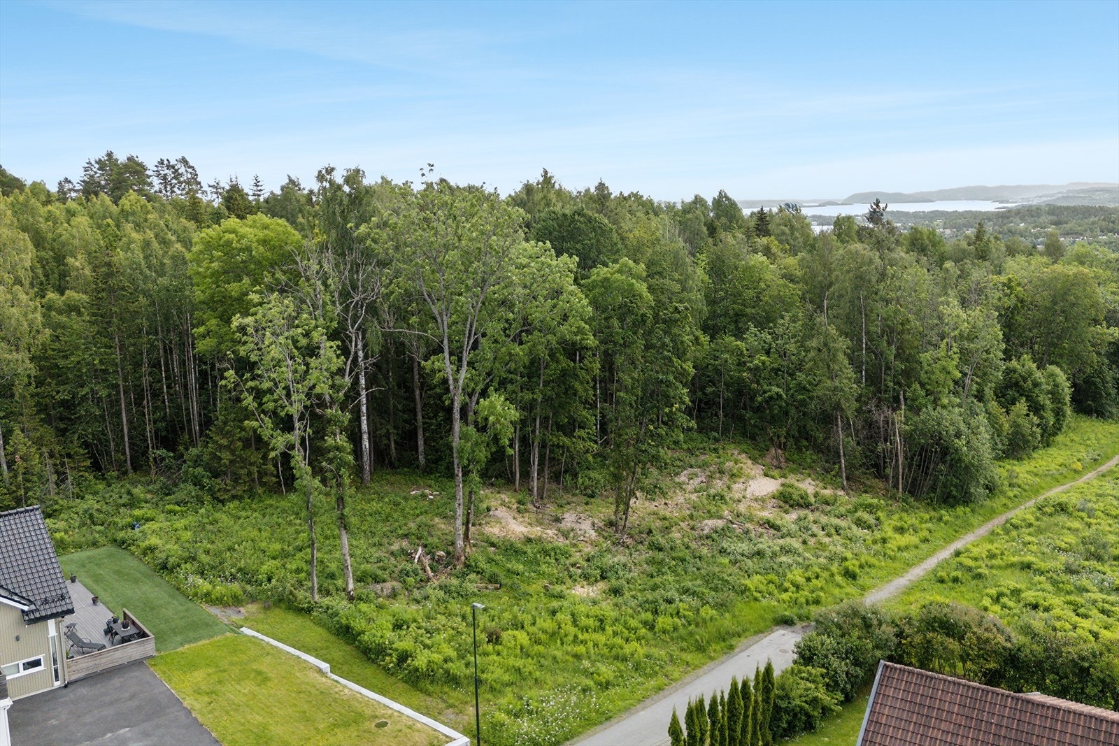 Dette er en villatomt og ligger i relativt flatt terreng. Galleribilde