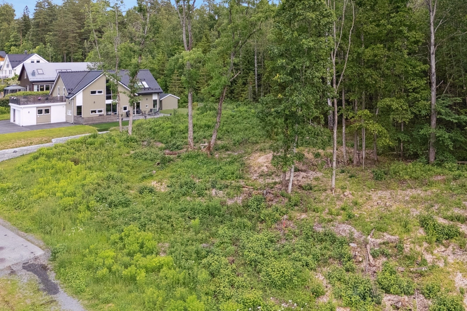 Dette er en solrik eiertomt på 1 003,90 m², beliggende i et barnevennlig og attraktivt boligområde på Tanum i Bærum kommune. Galleribilde