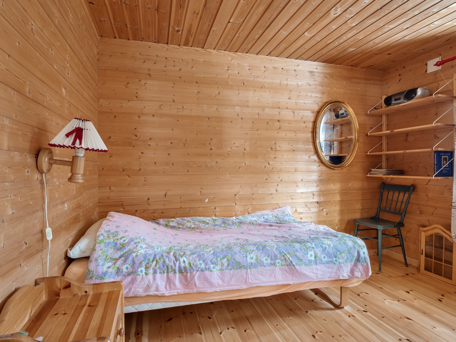 Soverom 2 er også av god størrelse, og har plass til både seng og oppbevaring Galleribilde