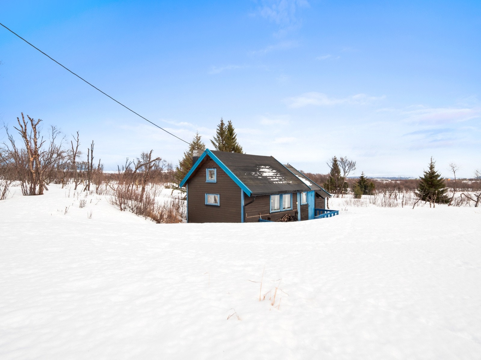 Det er en eldre hytte/anneks på eiendommen Galleribilde