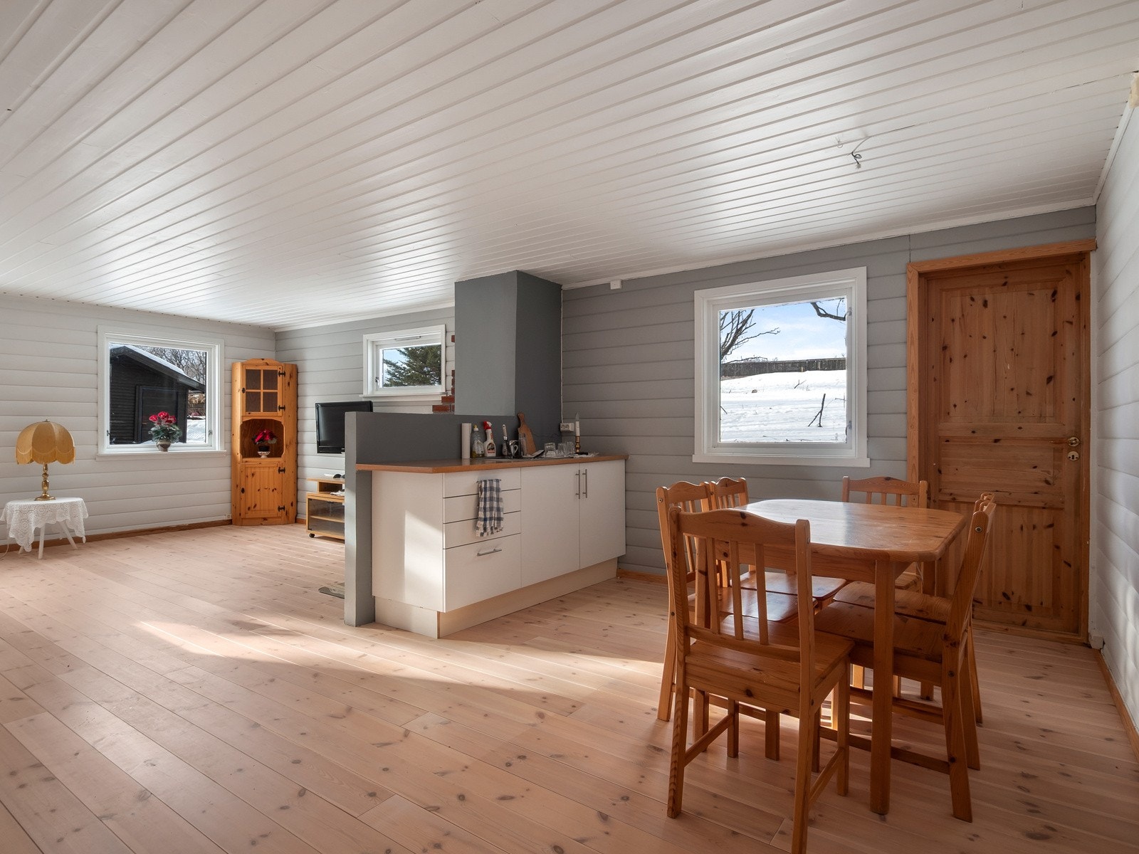 Det er satt inn en nyere, mindre kjøkkeninnredning i rommet, og det er god plass til spisemøblement Galleribilde