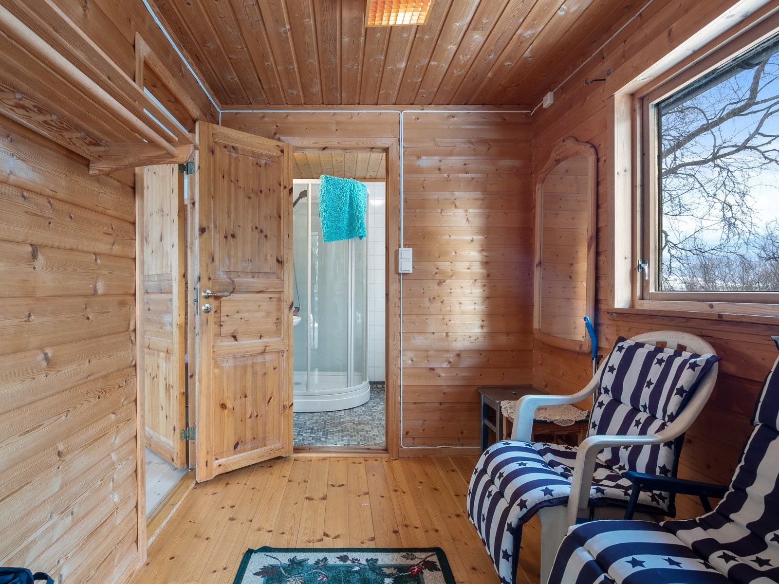 Vindfanget er stort, og har god plass til å henge fra seg klær og utstyr! Galleribilde