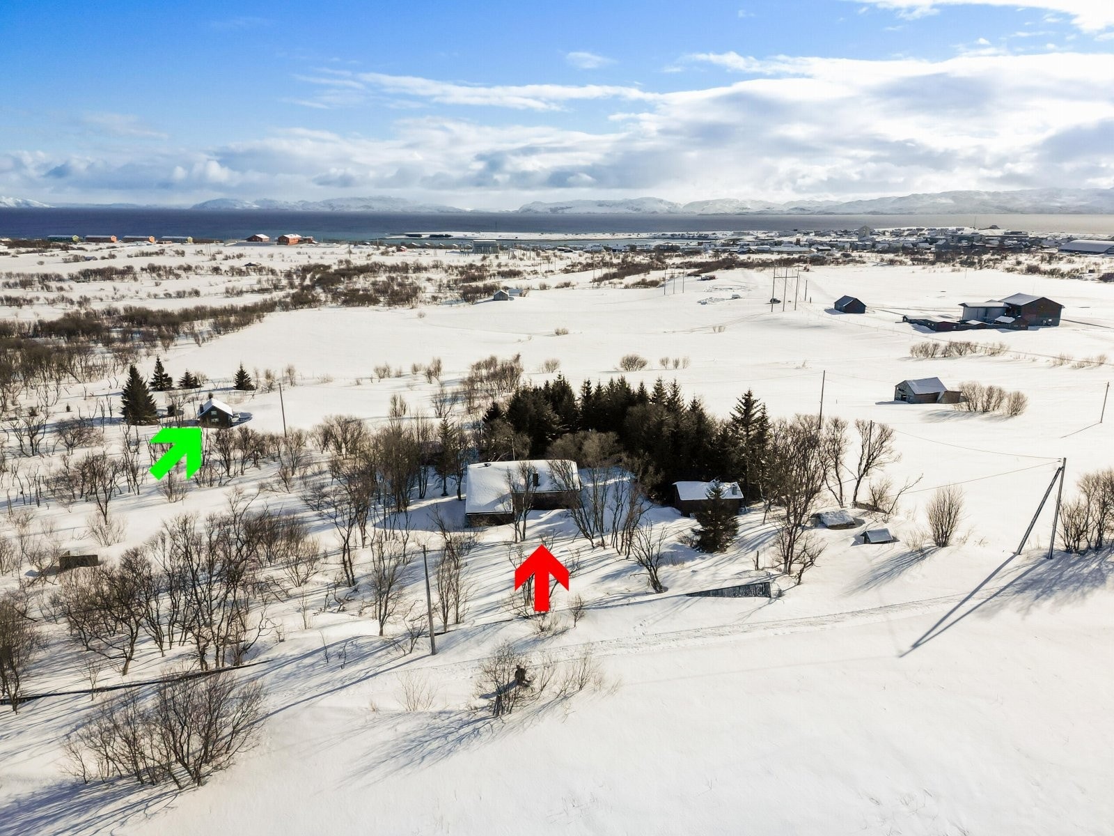Hovedhytta er markert med rød pil, annekset med grønn pil Galleribilde