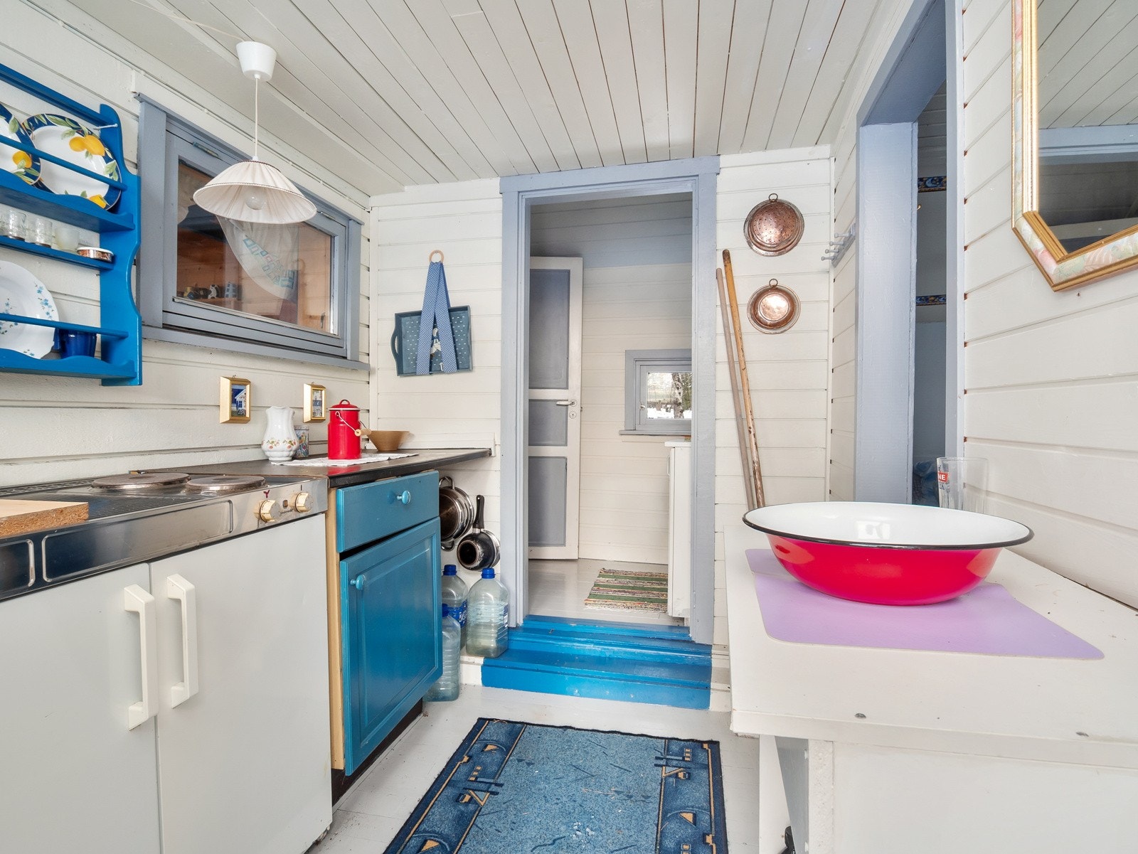 I annekset kommer man rett inn i et lite kjøkken Galleribilde