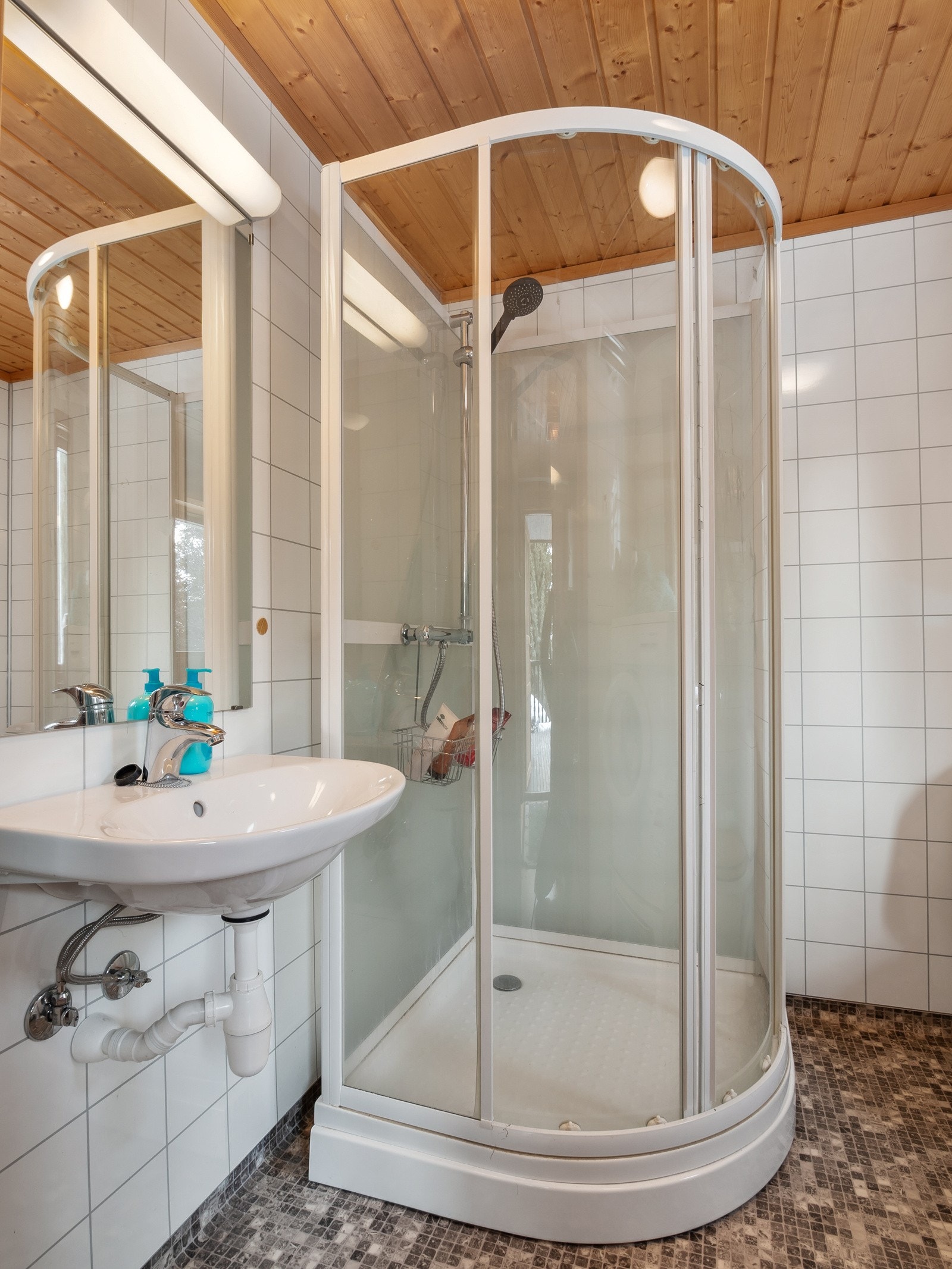 Baderommet har servant, dusjkabinett og stående toalett, og det er opplegg for vaskemaskin/tørketrommel. Galleribilde