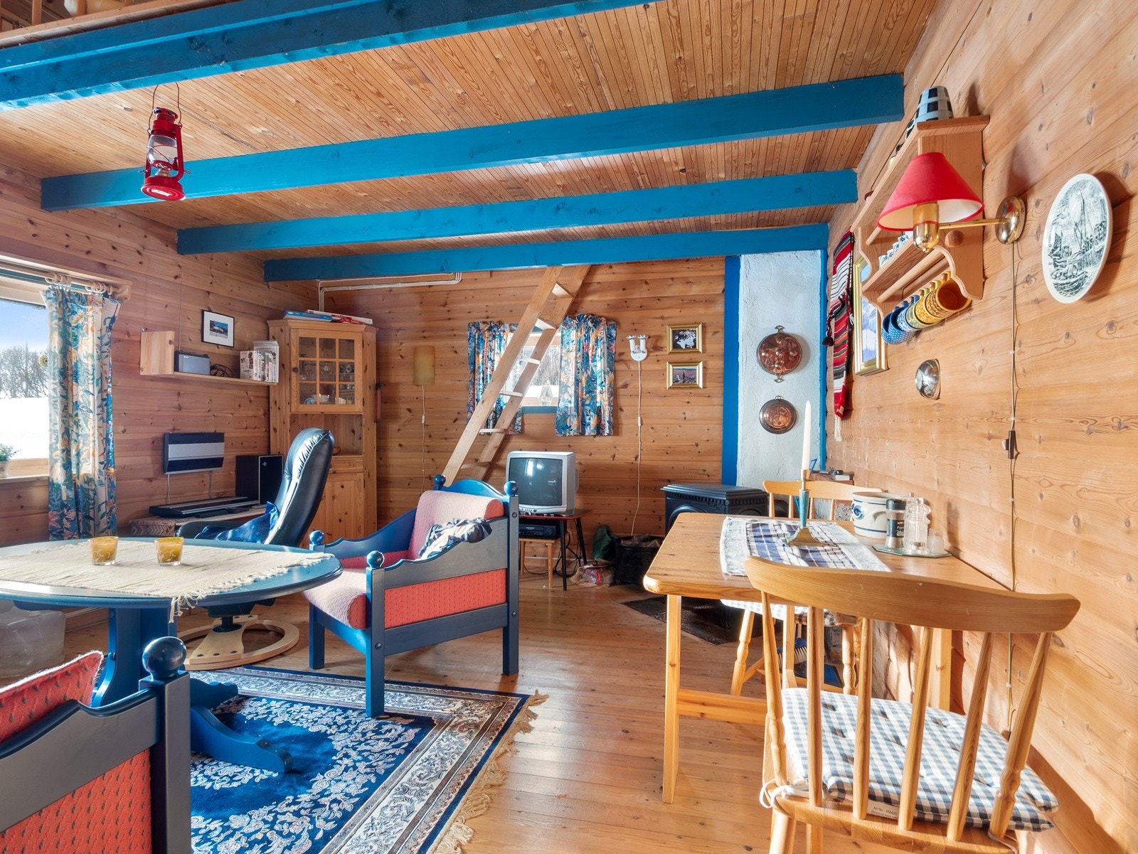 Stuen er lun og koselig, og det er hems med plass til oppbevaring eller overnattingsgjester! Galleribilde