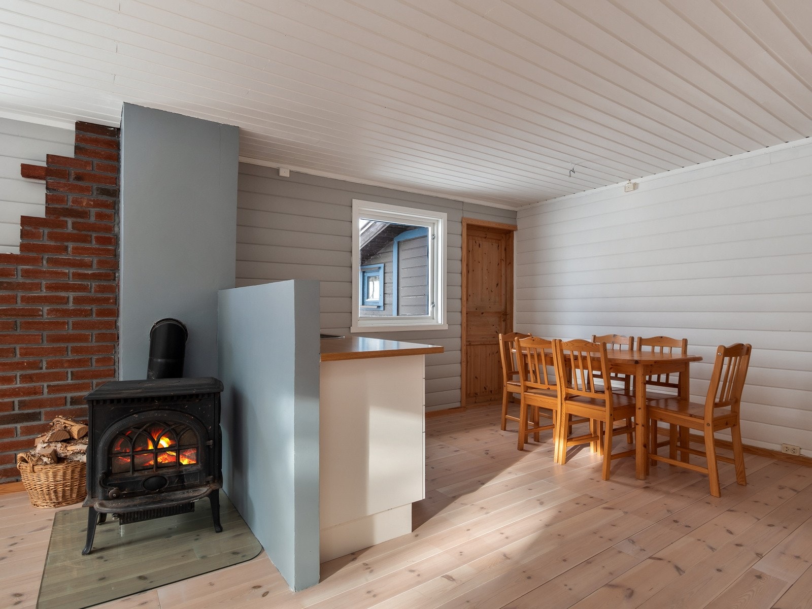 Det er pen, effektiv peisovn i stuen som sørger for varme og god stemning Galleribilde