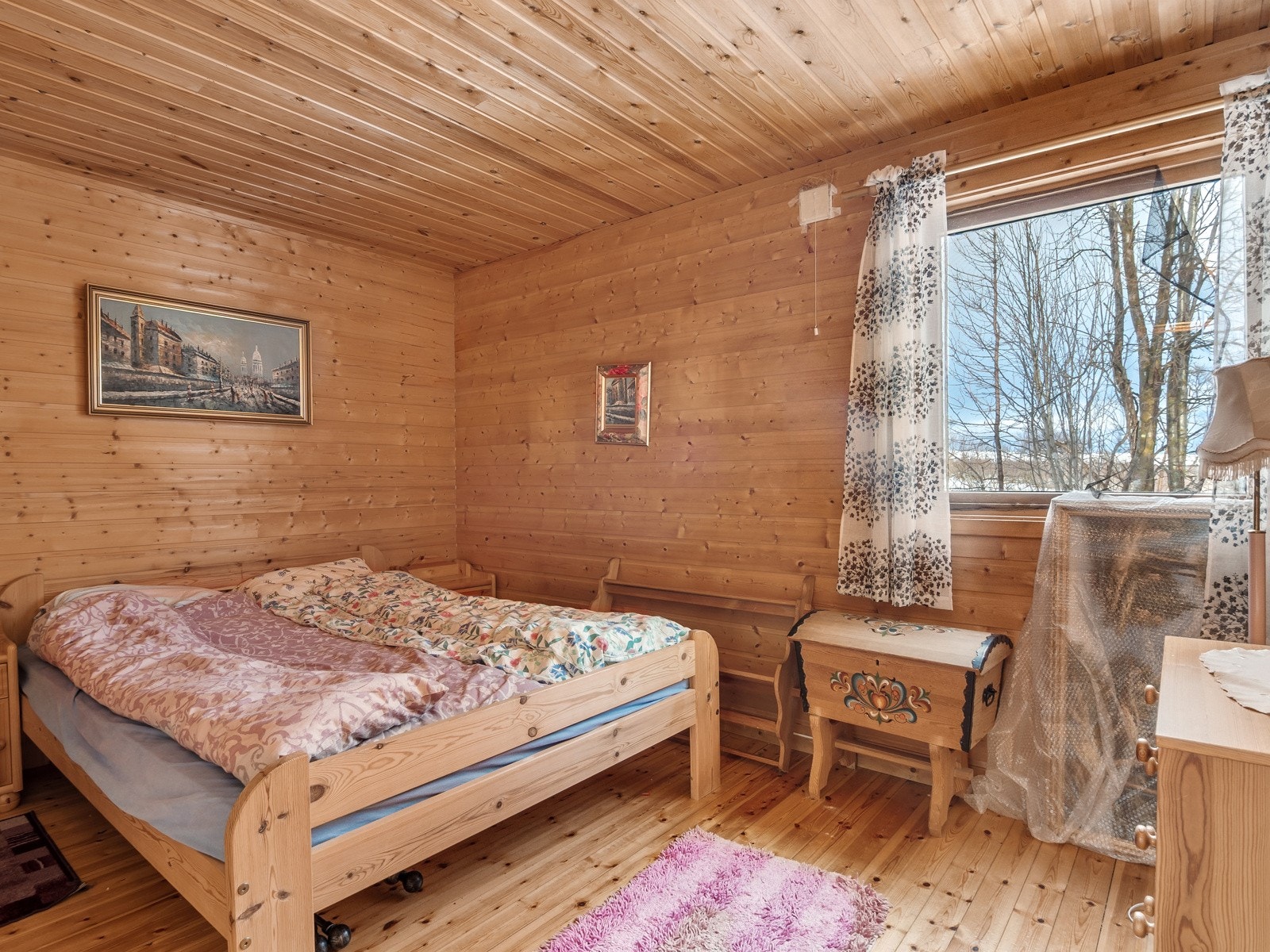 Hovedsoverommet er romslig, og har plass til stor seng og oppbevaring. Galleribilde