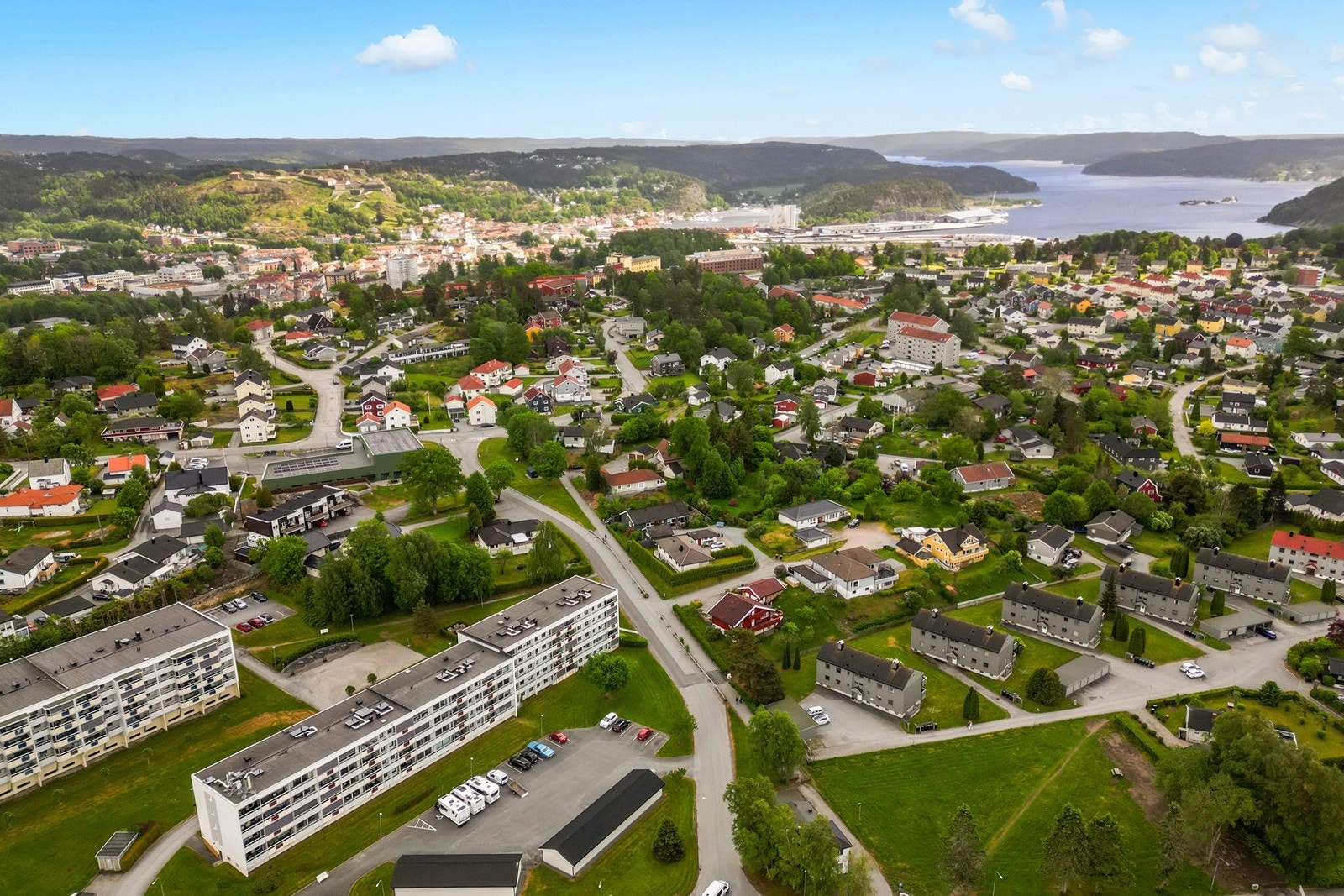 Leiligheten ligger i et rolig og etablert boligområde i Halden, med kort vei til både barnehager, skoler og dagligvarebutikker. Galleribilde