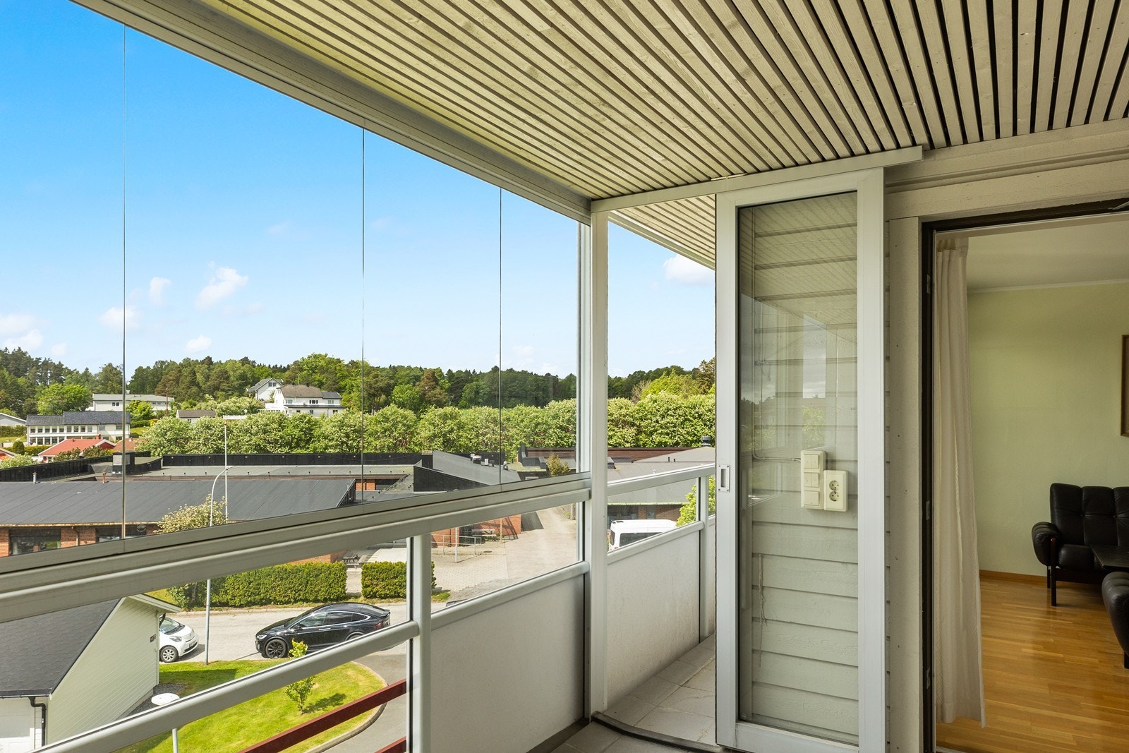 Fra stuen er utgang til både en innglasset veranda og en lufteveranda - perfekt for å nyte både sol og utsikt gjennom store deler av året. Galleribilde