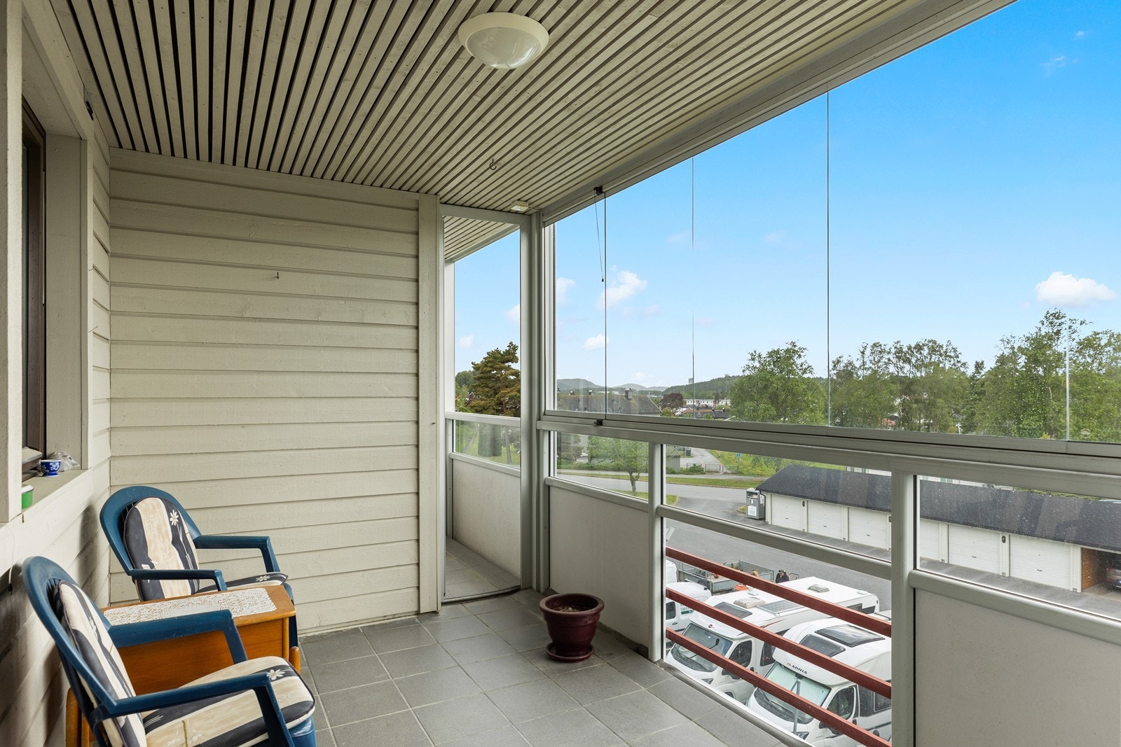 Trivelig innglasset veranda. Galleribilde