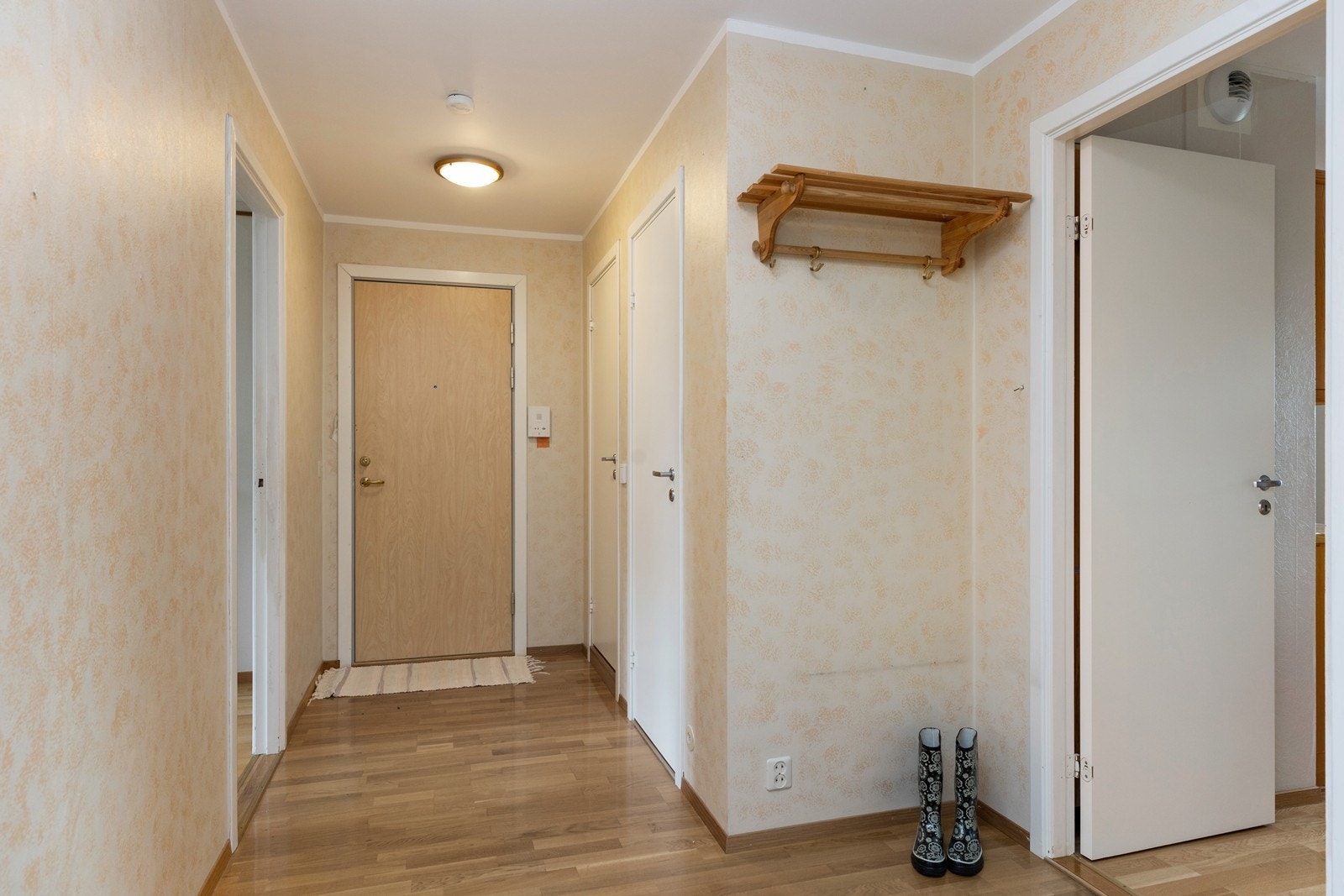 Lys og praktisk gang med plass til å henge fra seg yttertøy og sko. Fra gangen er det adkomst til toalettrom, bad, to av soverommene, kjøkken og stue, noe som gir en god og funksjonell planløsning Galleribilde