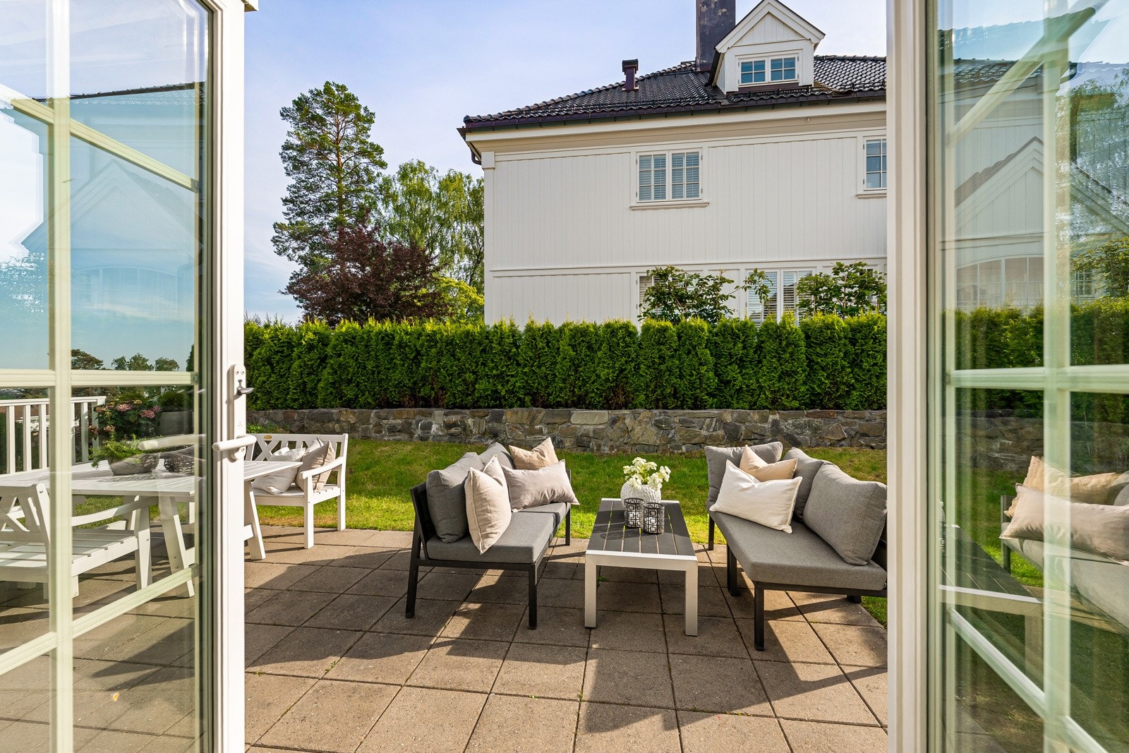 Solrik terrasse på 20 kvm og barnevennlig gressplen - Fantastisk utsikt Galleribilde