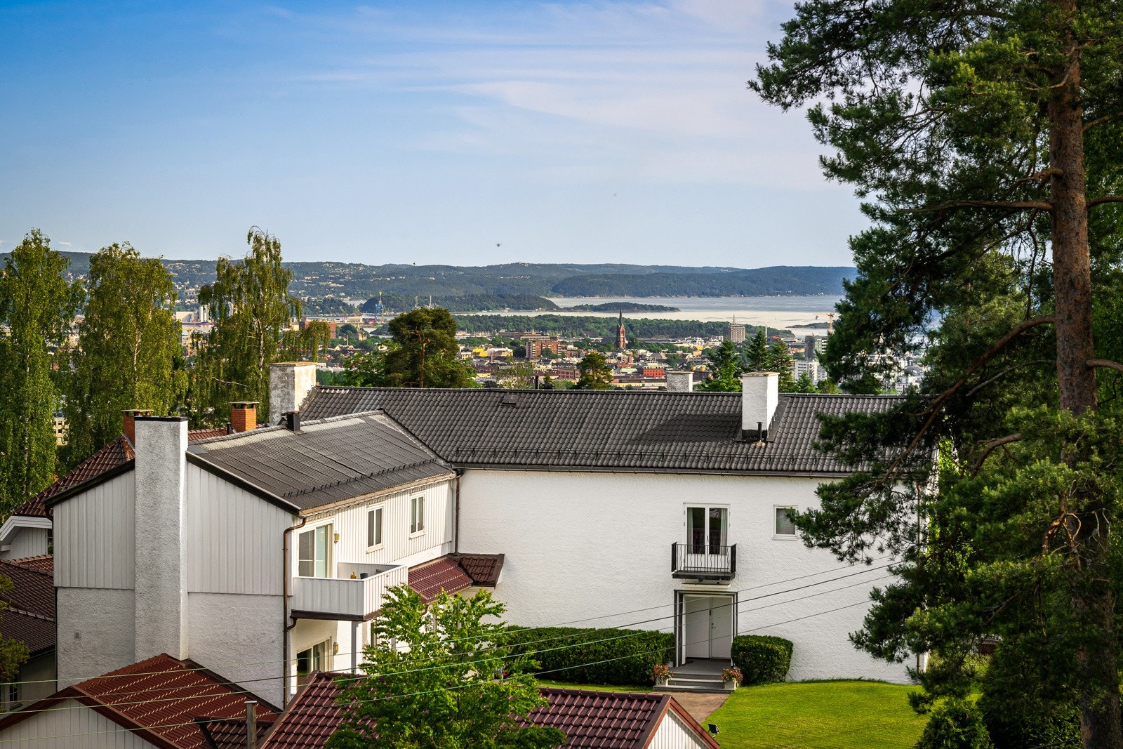 Svært luftig terasse med god plass til gjester og grilling, med enormt flott utsikt Galleribilde