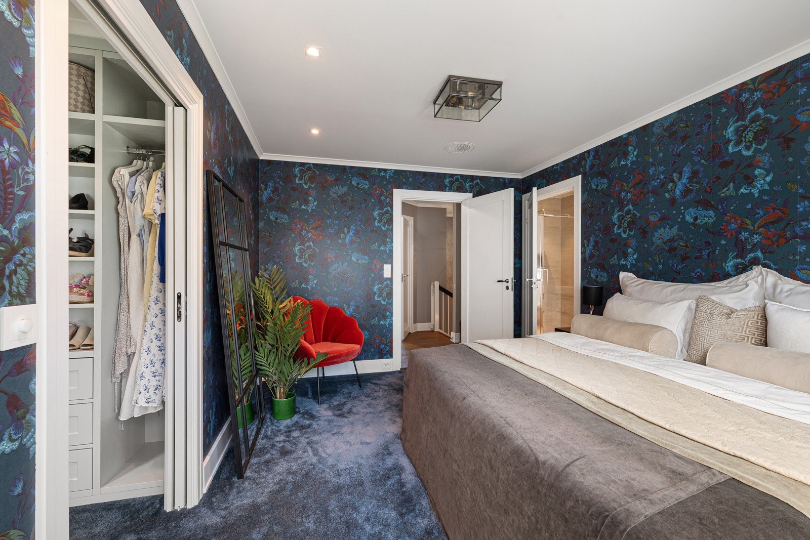 Master suite med balkong, walk-in garderobe og eget bad - Lunt og lekkert teppegulv Galleribilde