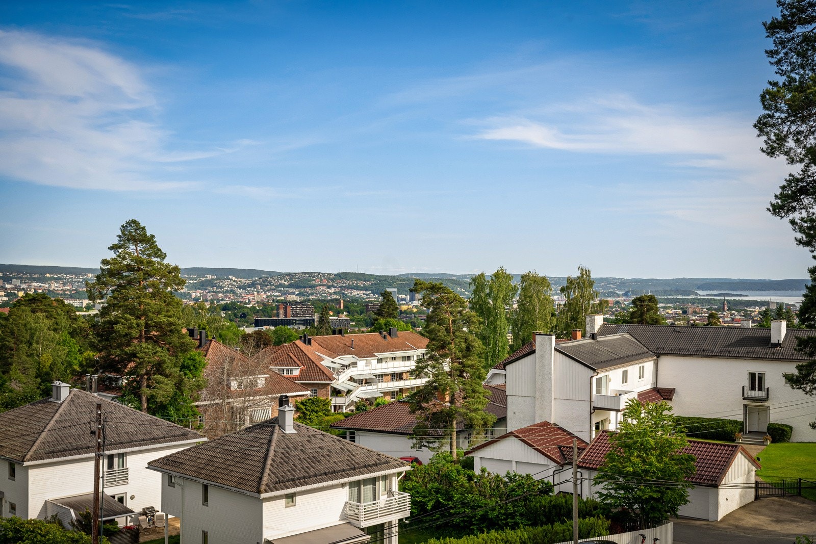 Svært luftig terasse med god plass til gjester og grilling, med enormt flott utsikt Galleribilde