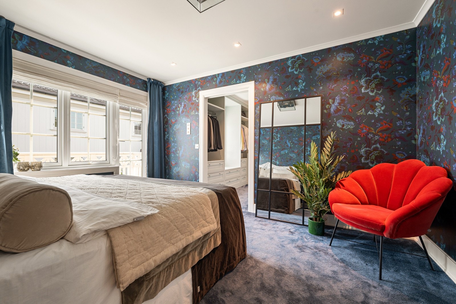 Master suite med balkong, walk-in garderobe og eget bad - Lunt og lekkert teppegulv Galleribilde