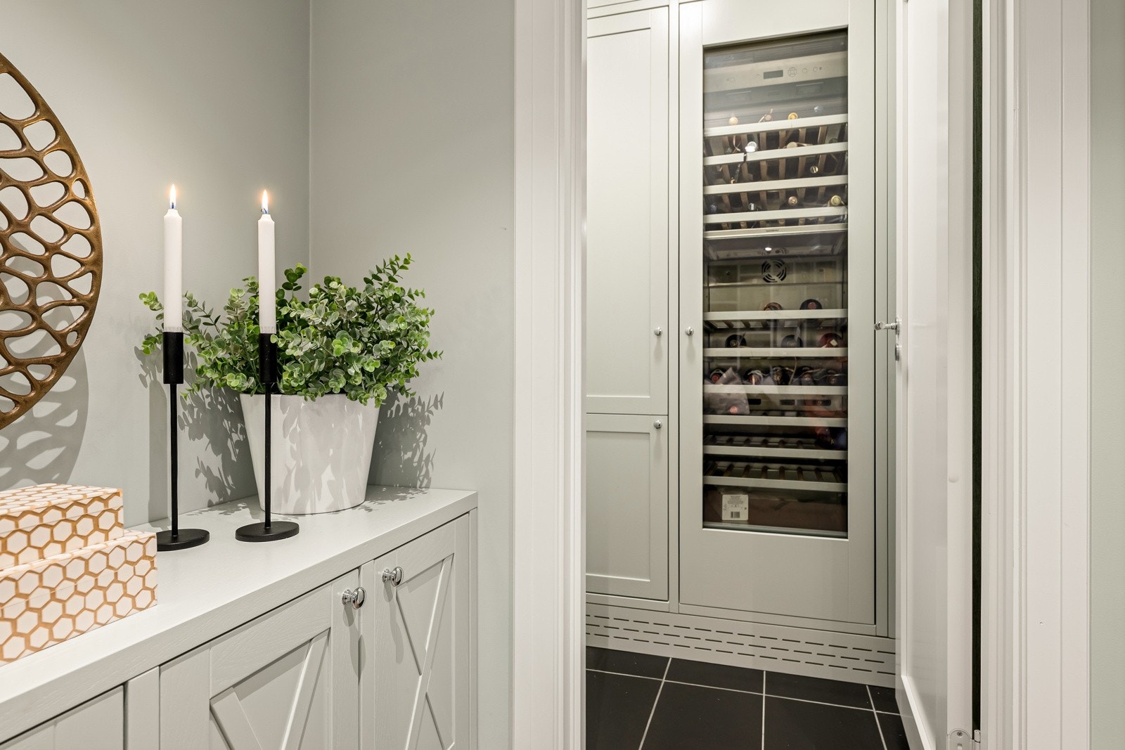 Fra rommet er det inngang til bod med stort vinskap samt kjøl/frys begge deler fra Gaggenau. Galleribilde