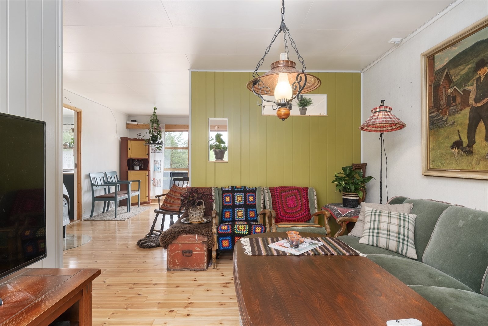 - Stova er naturleg inndelt med sittegruppe og etegruppe - Galleribilde