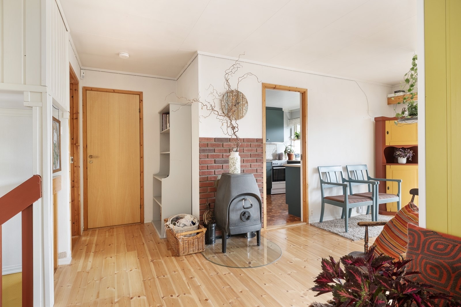 - I denne etasjen er det stove, kjøkken, toalettrom og eit soverom - Galleribilde