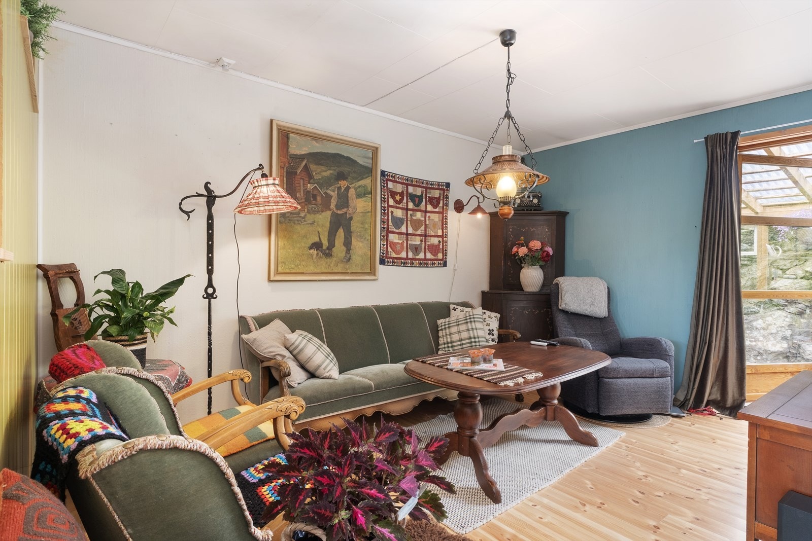 - Frå denne delen av stova har ein tilkomst til takoverbygd terrasse - Galleribilde