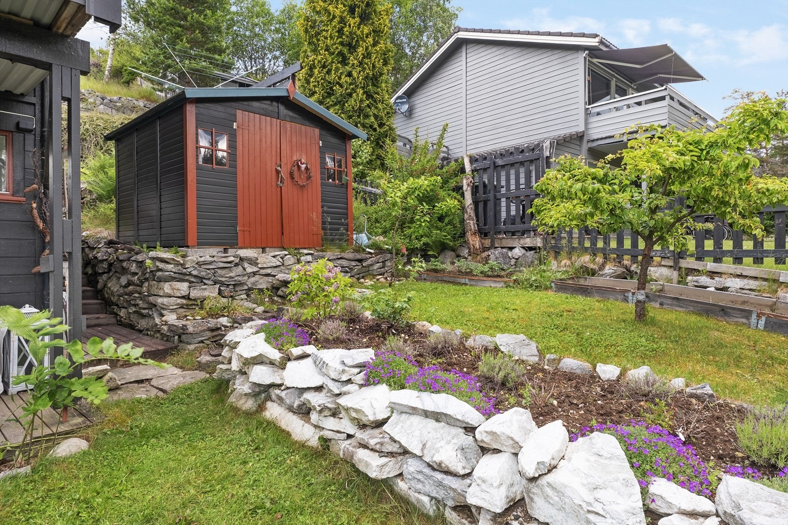 - Fint opparbeida hage. Her er det satt opp ei isolert snekkarbod - Galleribilde