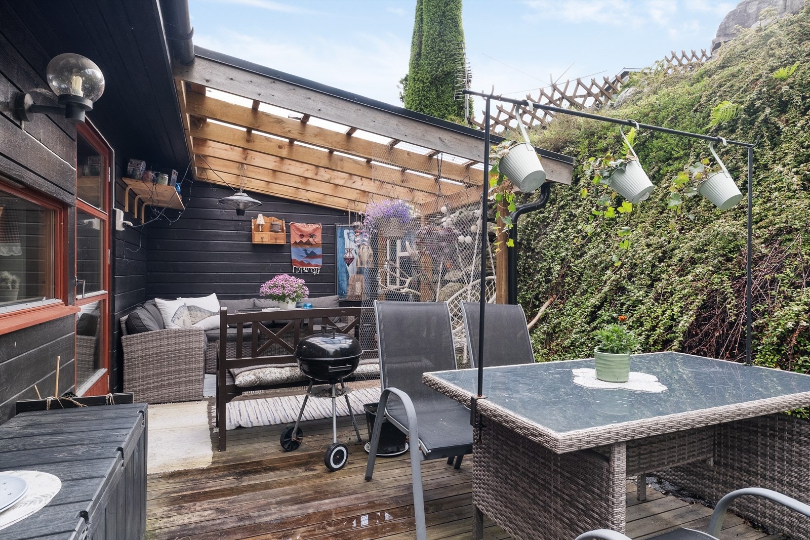 - Koseleg takoverbygd terrasse på baksida av bustaden -utan innsyn! Her kan fine sommar og haustkveldar nytast - Galleribilde