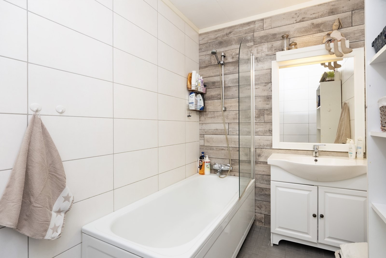 - Badet har flislagt golv med varmekabler og fliser på veggane. Utstyrt med toalett, badekar/dusj, nedfelt servant - Galleribilde