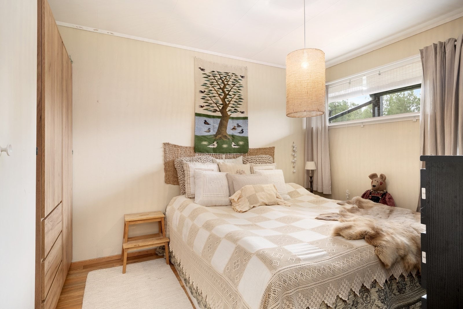 - Soverom med plass til dobbelseng, nattbord og garderobe - Galleribilde