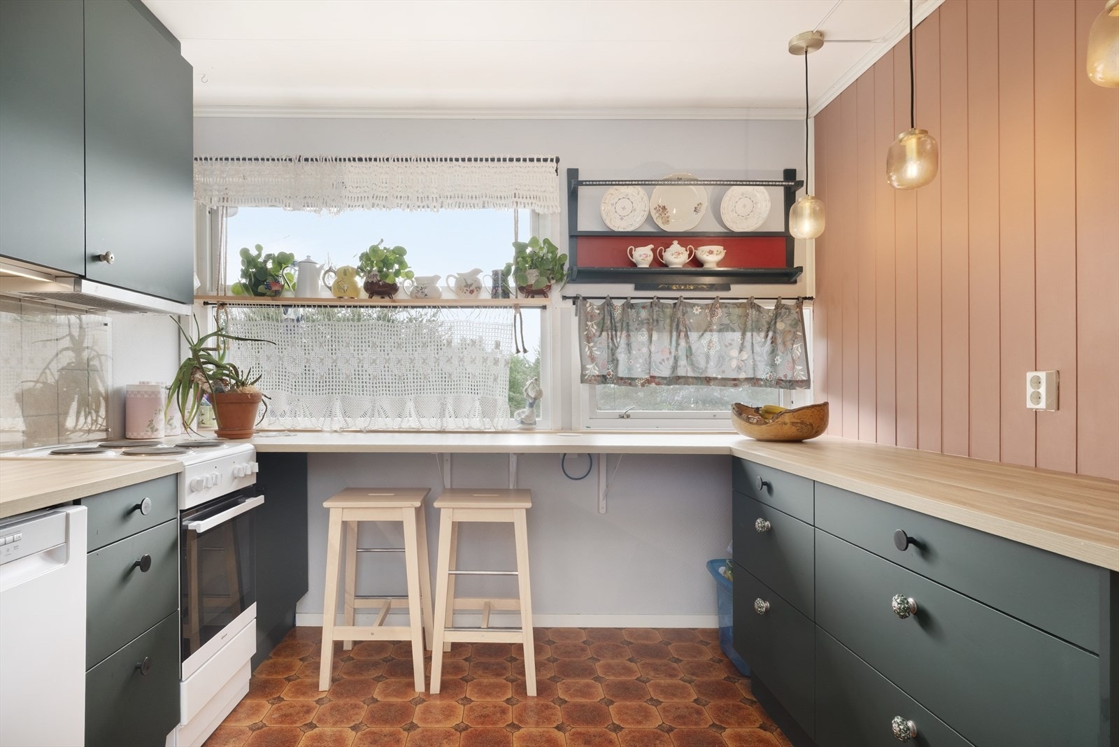 - Rikeleg med skap og benkeplass - perfekt for frukost og lekser - Galleribilde