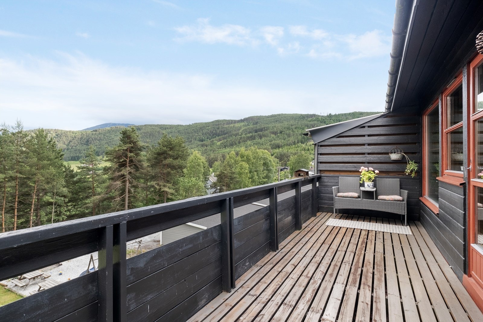 - Balkong på framsida av bustaden. Her kan ein nye morgon kaffien, heilt utan innsyn - Galleribilde