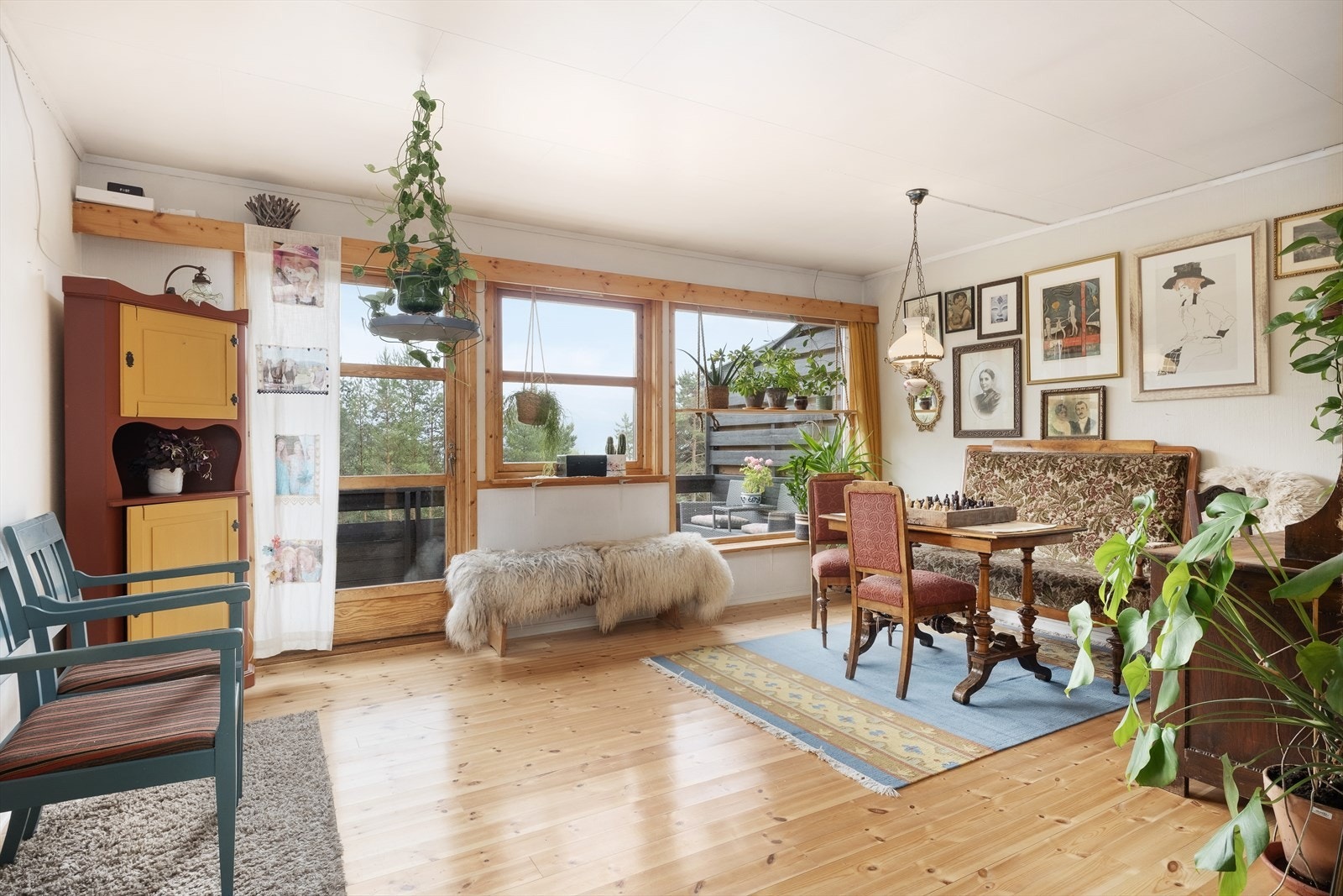 - Stova har lyse overflater og store vidauge som gir rikeleg med naturlig lysinslepp - Galleribilde