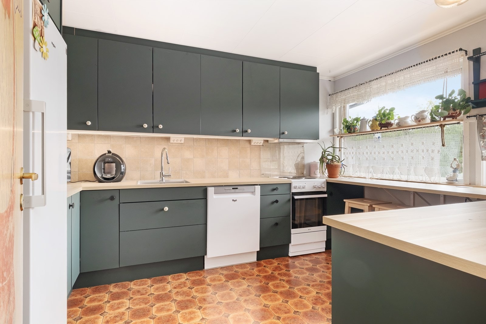 - Kjøkkeninnreiing frå Montèr. Utstyrt med komfyr, oppvaskmaskin og kjøleskap - Galleribilde