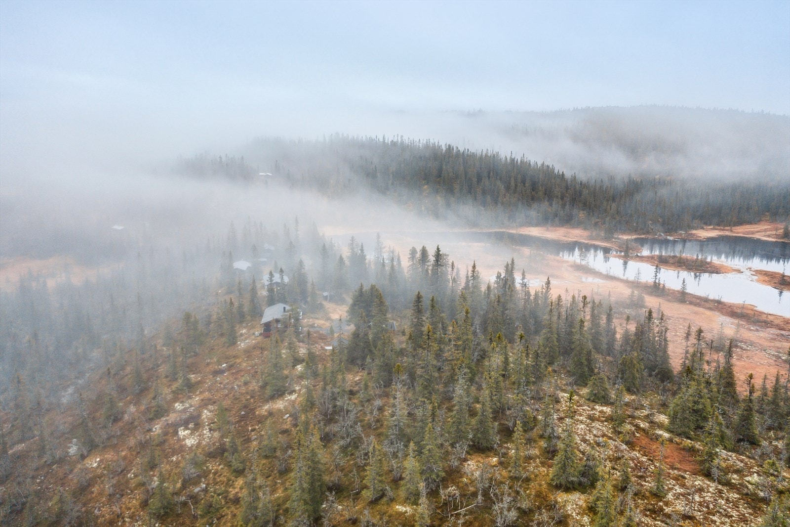 Nærmeste dagligvareforretning er Joker Etnedal, ellers er det butikker, bensinstasjon, post og legekontor Bruflat sentrum . Galleribilde