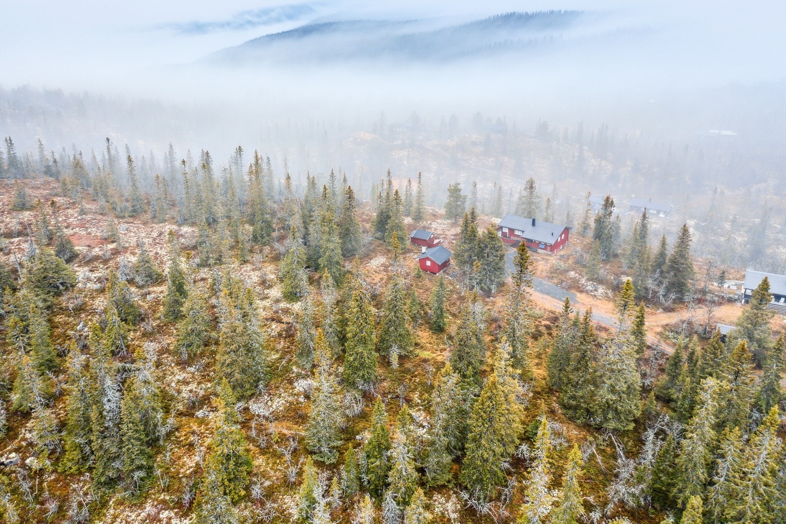 Fra tomten er det ca. 50 km til Fagernes, her finnes blant annet koselige kafeer, restauranter, små butikker og kjøpesenter. Galleribilde