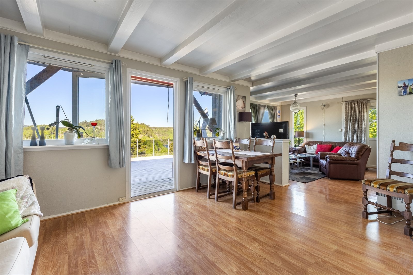 Romslig stue - store vindusflater som gir naturlig lys inn i rommet Galleribilde