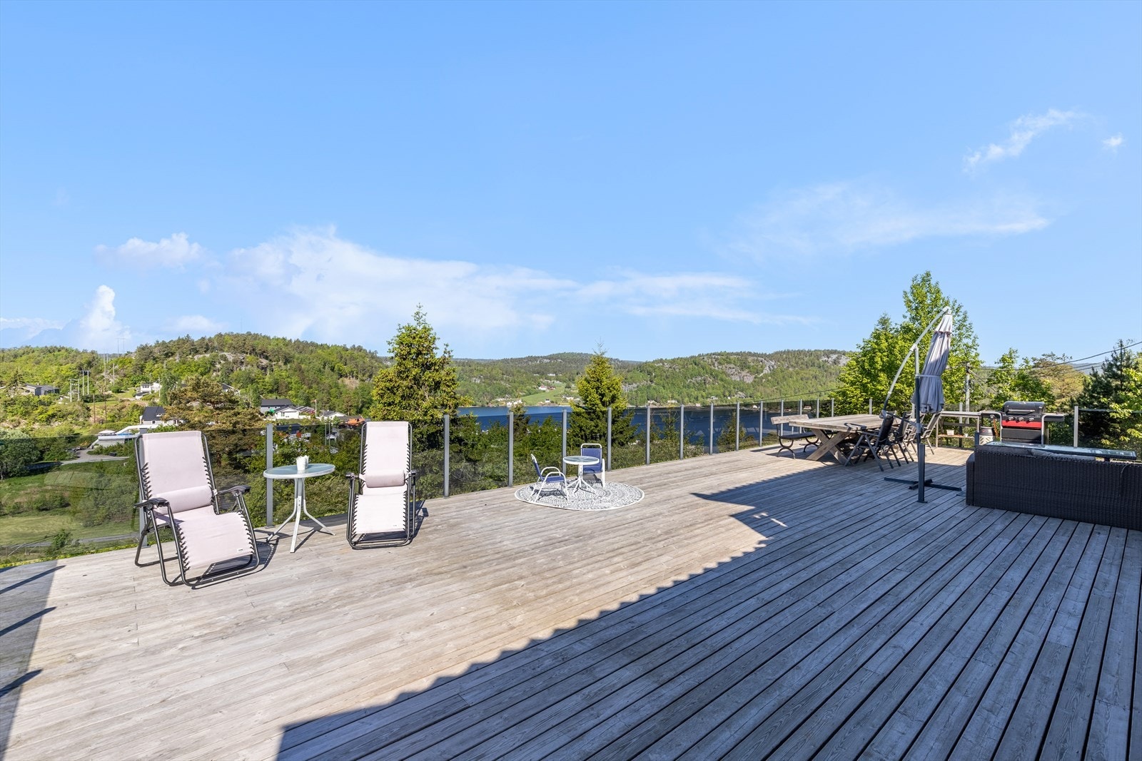 Nydelig utsikt over Sørfjorden fra terrasse Galleribilde