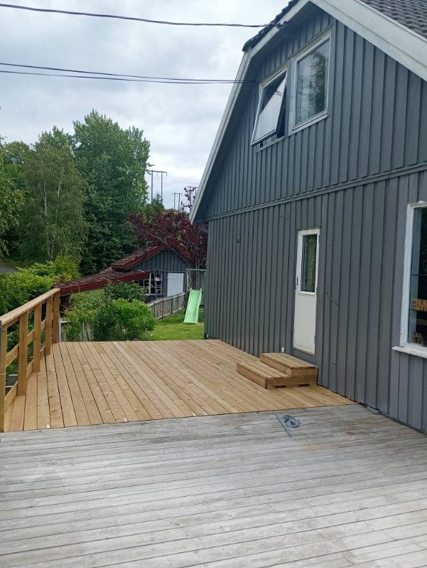 Ny terrasse langs den ene sideveggen Galleribilde