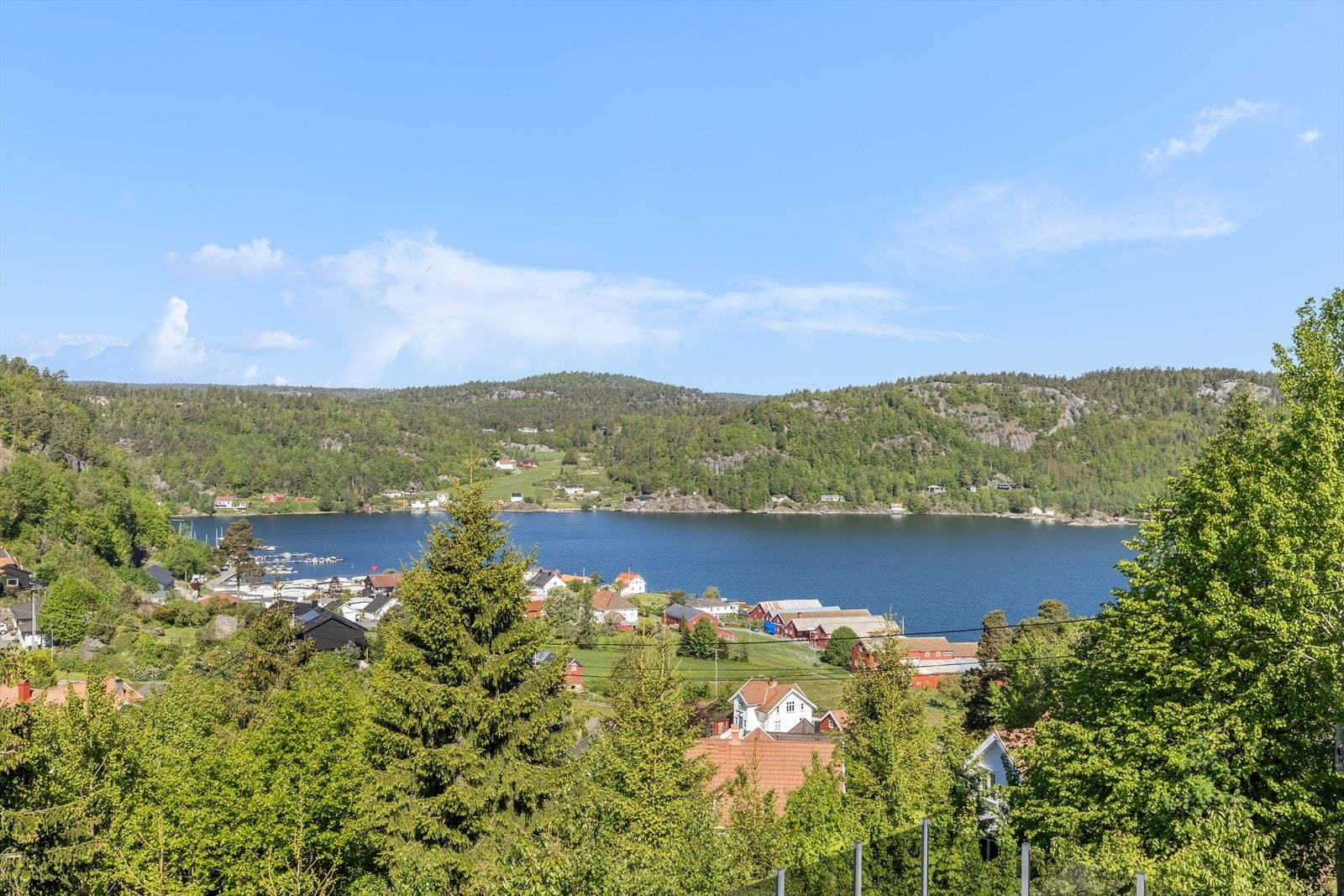 Fantastisk utsikt mot fjorden Galleribilde