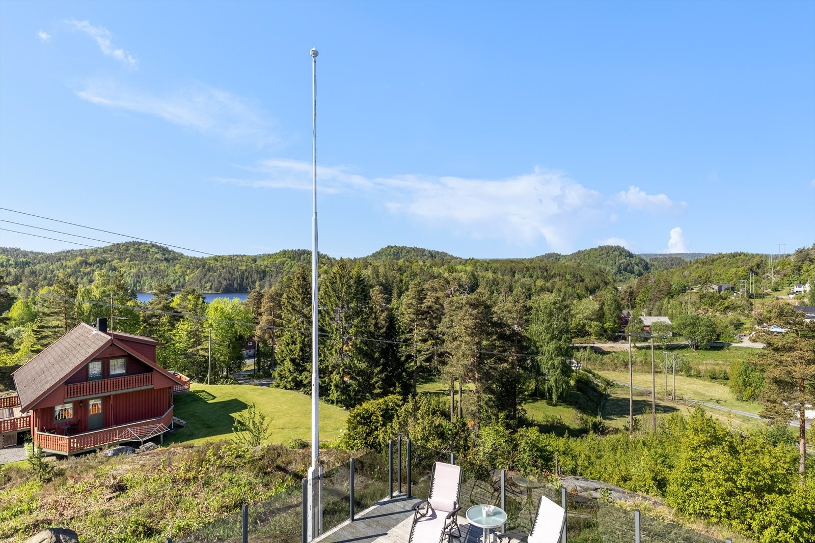 Boligen ligger i hyggelige og solrike omgivelser Galleribilde