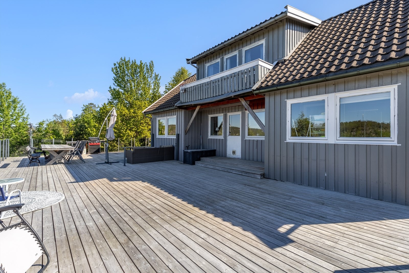 Stor og solrik terrasse - perfekt for sommerdager, grilling med venner og avslappende kvelder Galleribilde