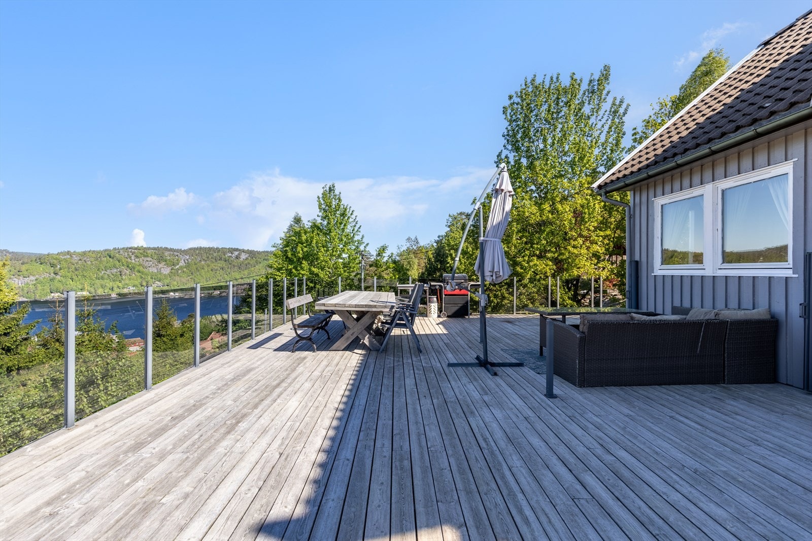 Hyggelig og skjermet sittegruppe på romslig terrasse Galleribilde