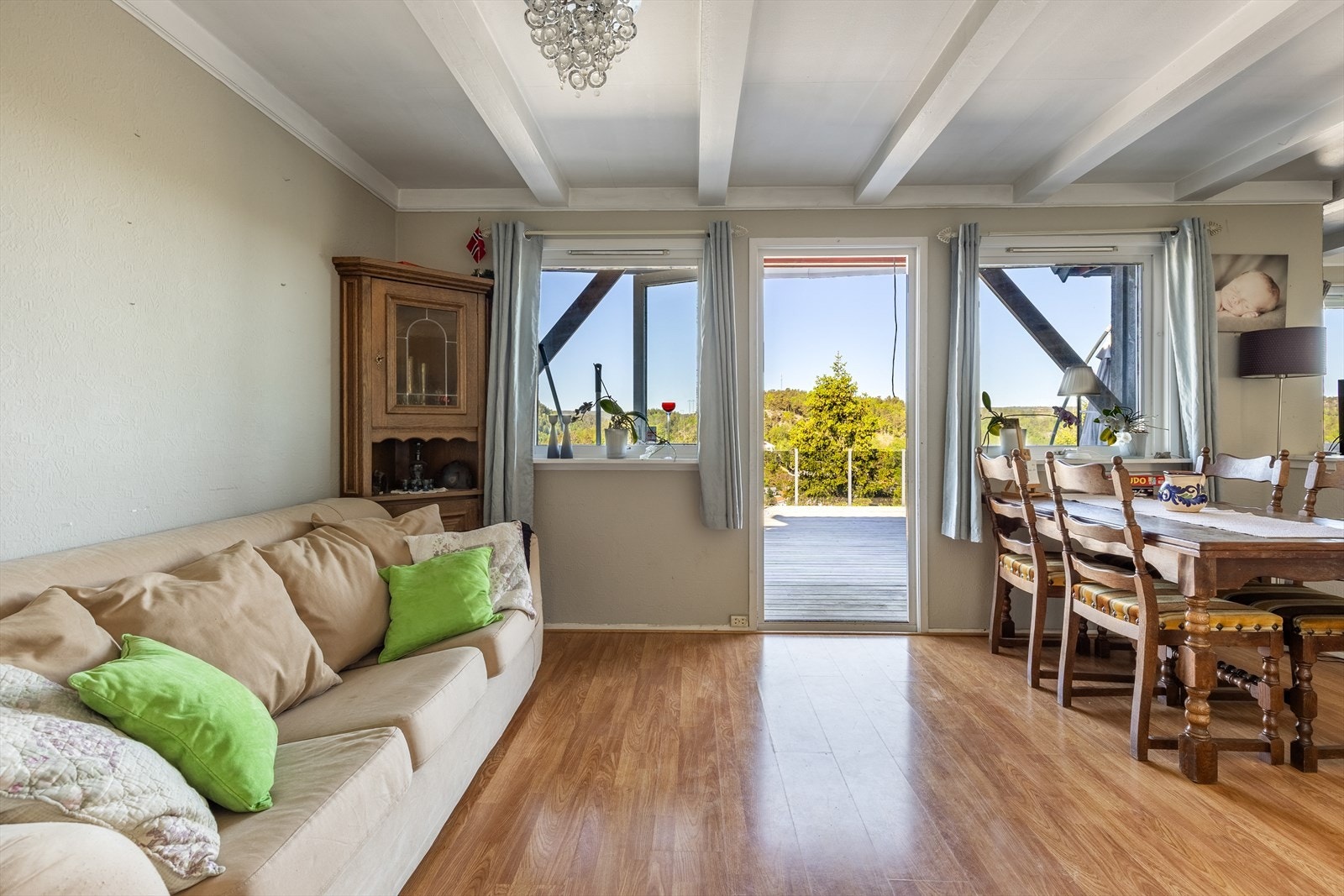 Stue med utgang til terrasse Galleribilde