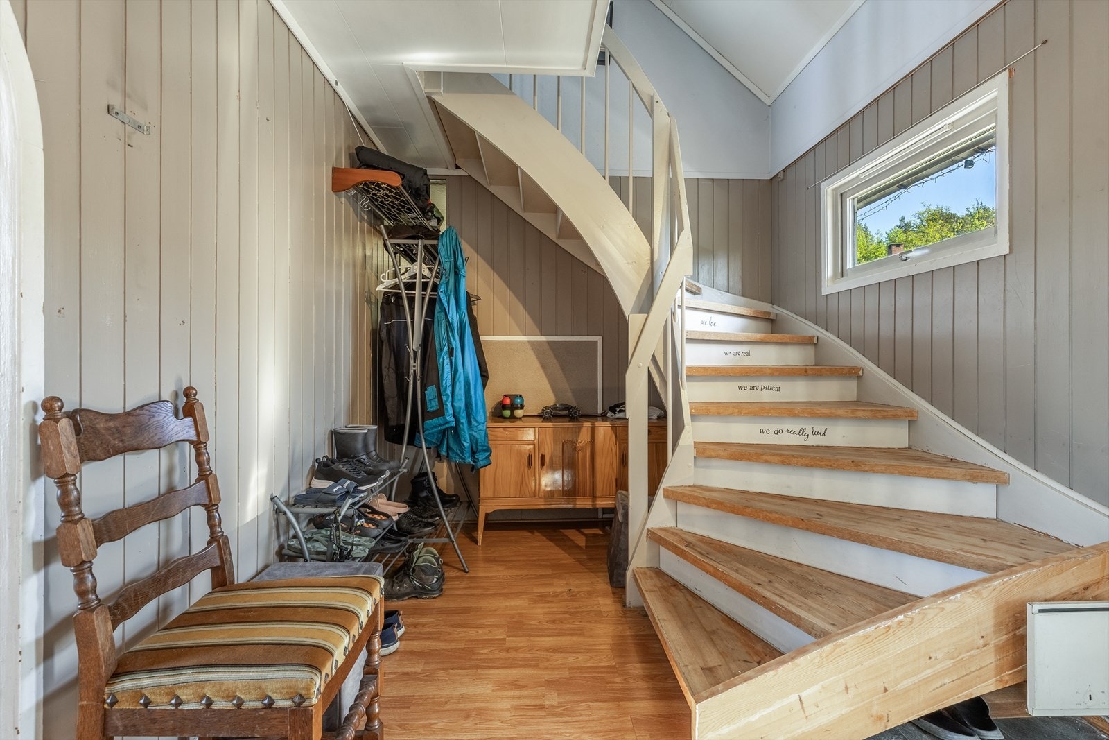 Trapp til 2. etasje- god plass til å henge fra seg yttertøy Galleribilde