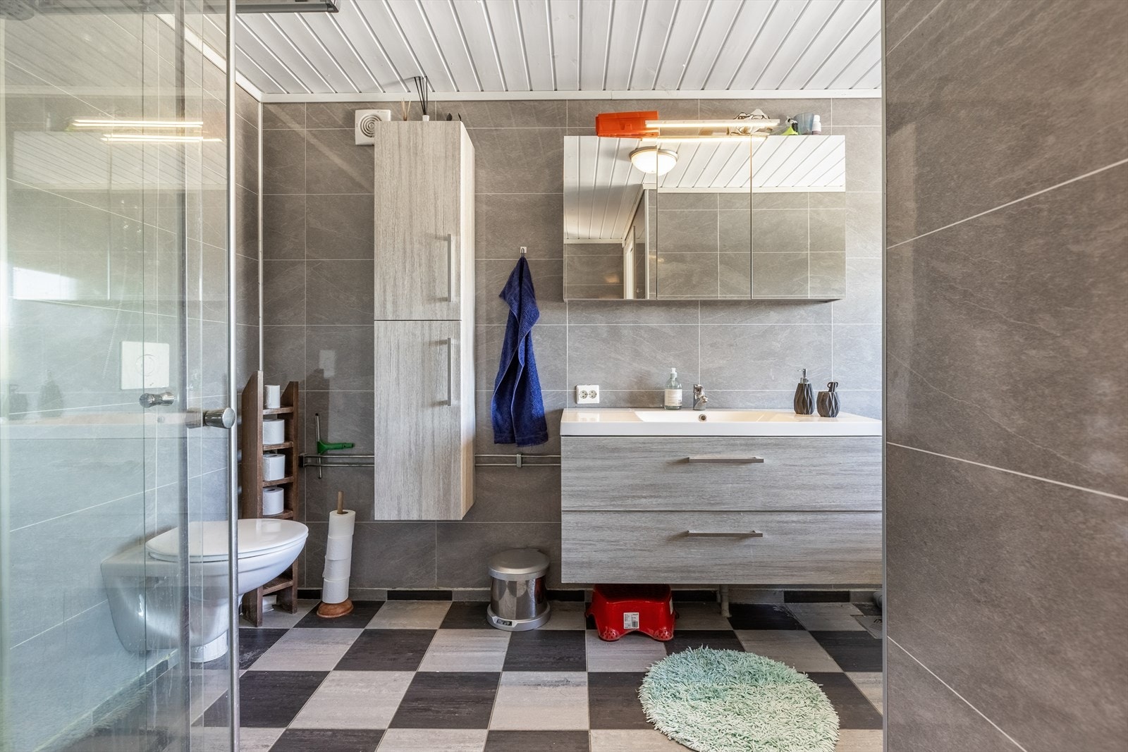 Rommet er innredet med vegghengt toalett, badekar, vask og dusj Galleribilde