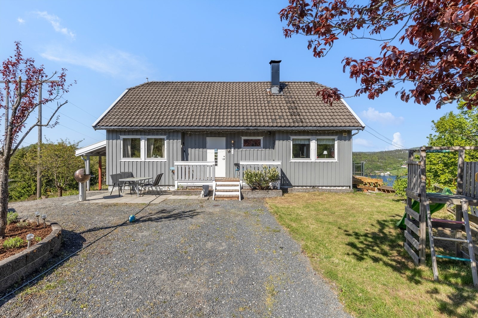 Gruslagt tun med biloppstillingsplasser Galleribilde