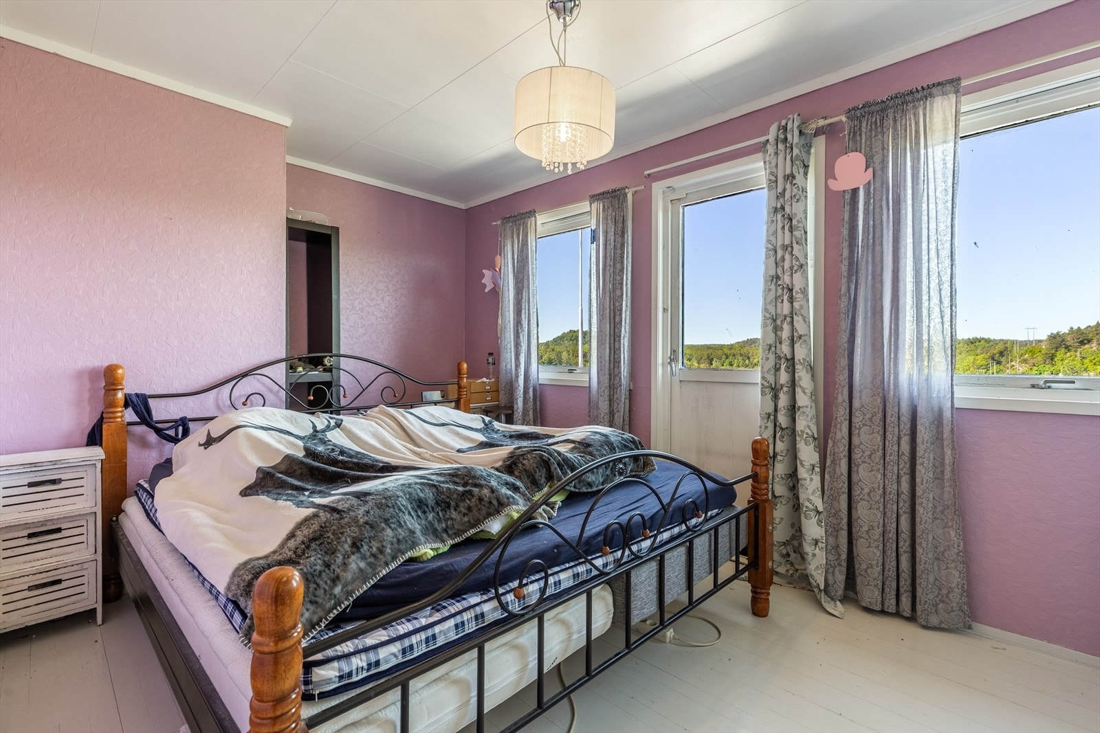 Hovedsoverommet er lyst og romslig, med god plass til dobbeltseng, nattbord og garderobeløsning. Rommet har store vindusflater som slipper inn rikelig med naturlig lys Galleribilde