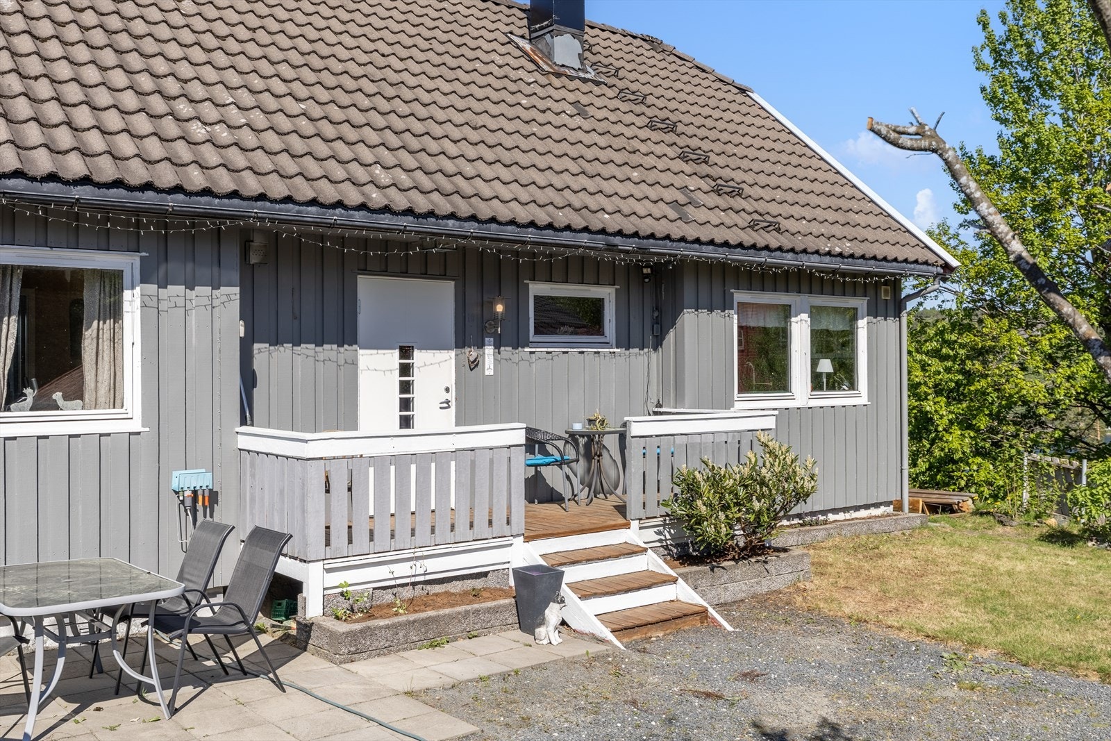 Inngang liten terrasse hvor man kan nyte morgenkaffen Galleribilde