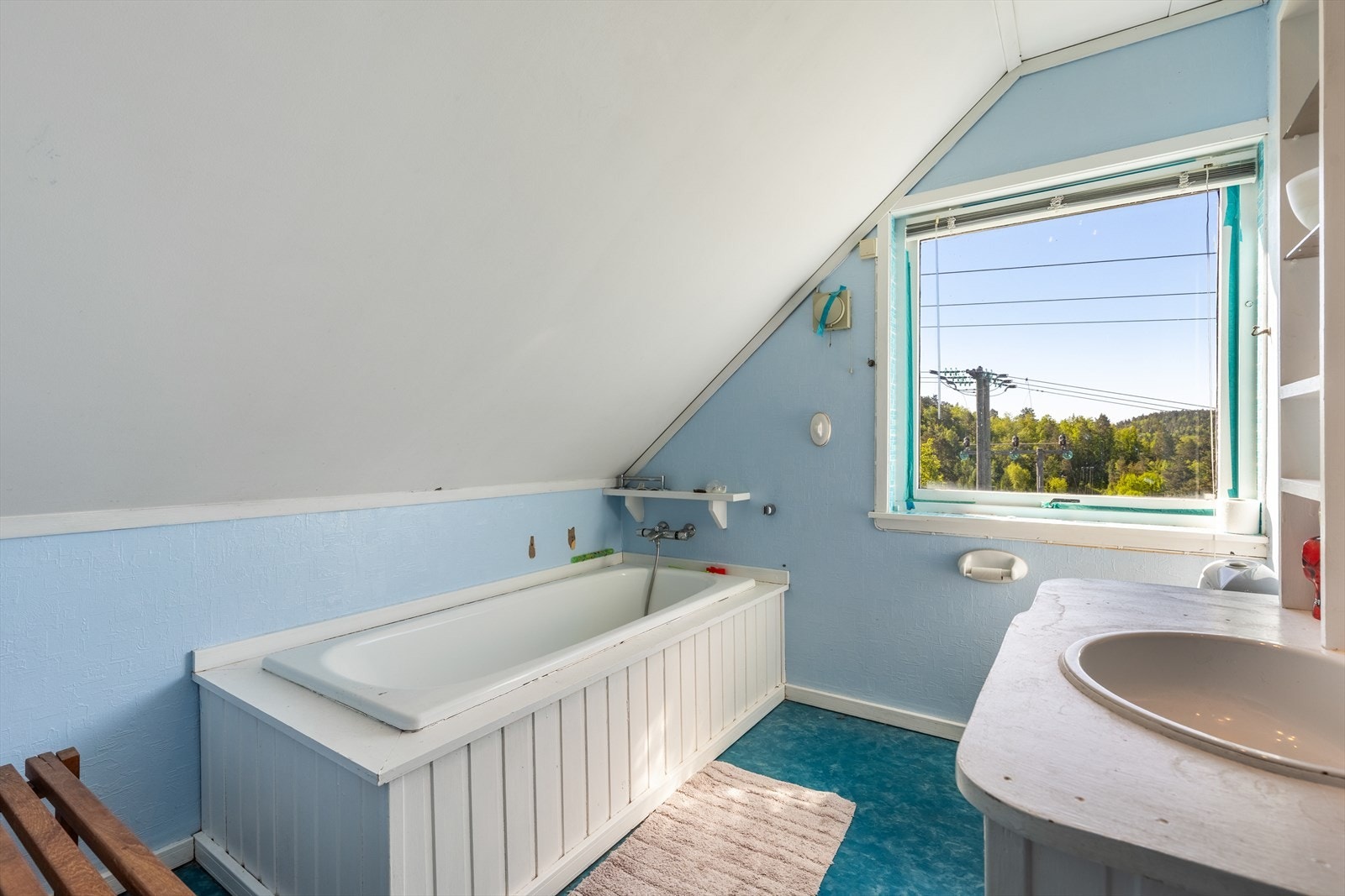 Bad innredet med toalett, vask og badekar Galleribilde