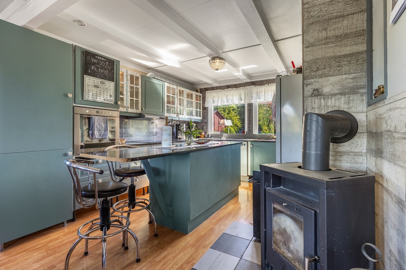 Kjøkken med kjøkkenøy Galleribilde